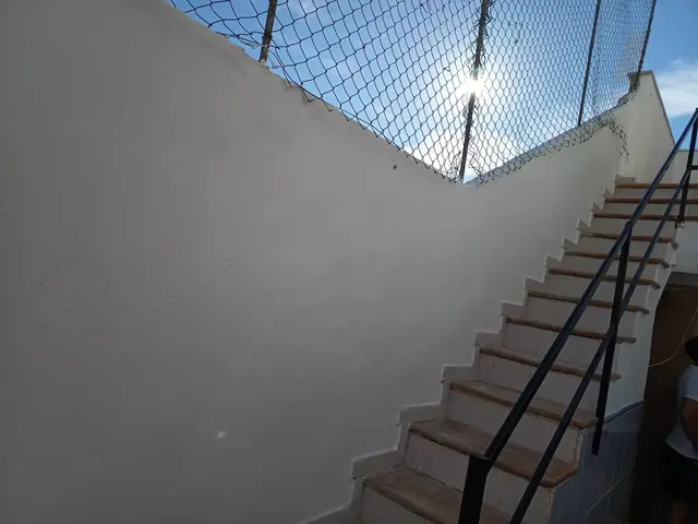 El mismo muro reparado y pintado de blanco por Pinturas Medrano